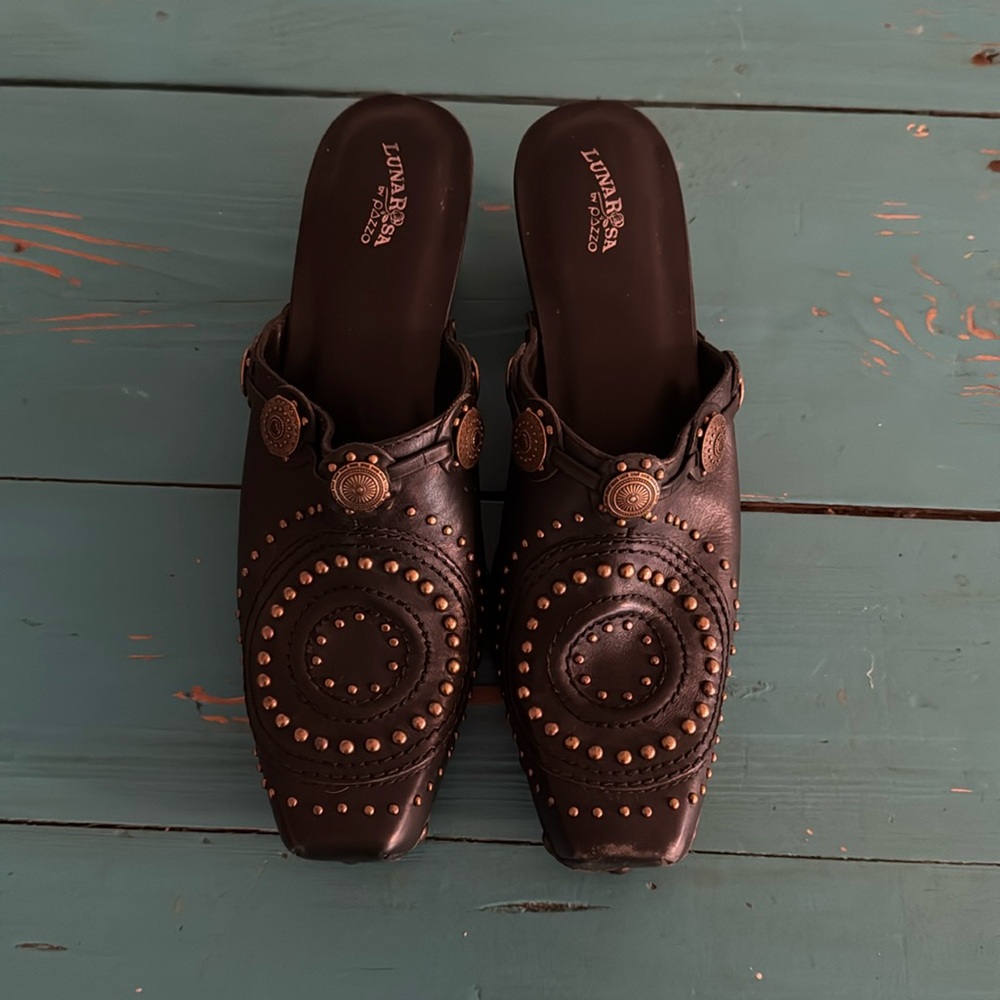 Luna Rose by Pazzo, “Disc” size 9.5 beautiful copper studded mule